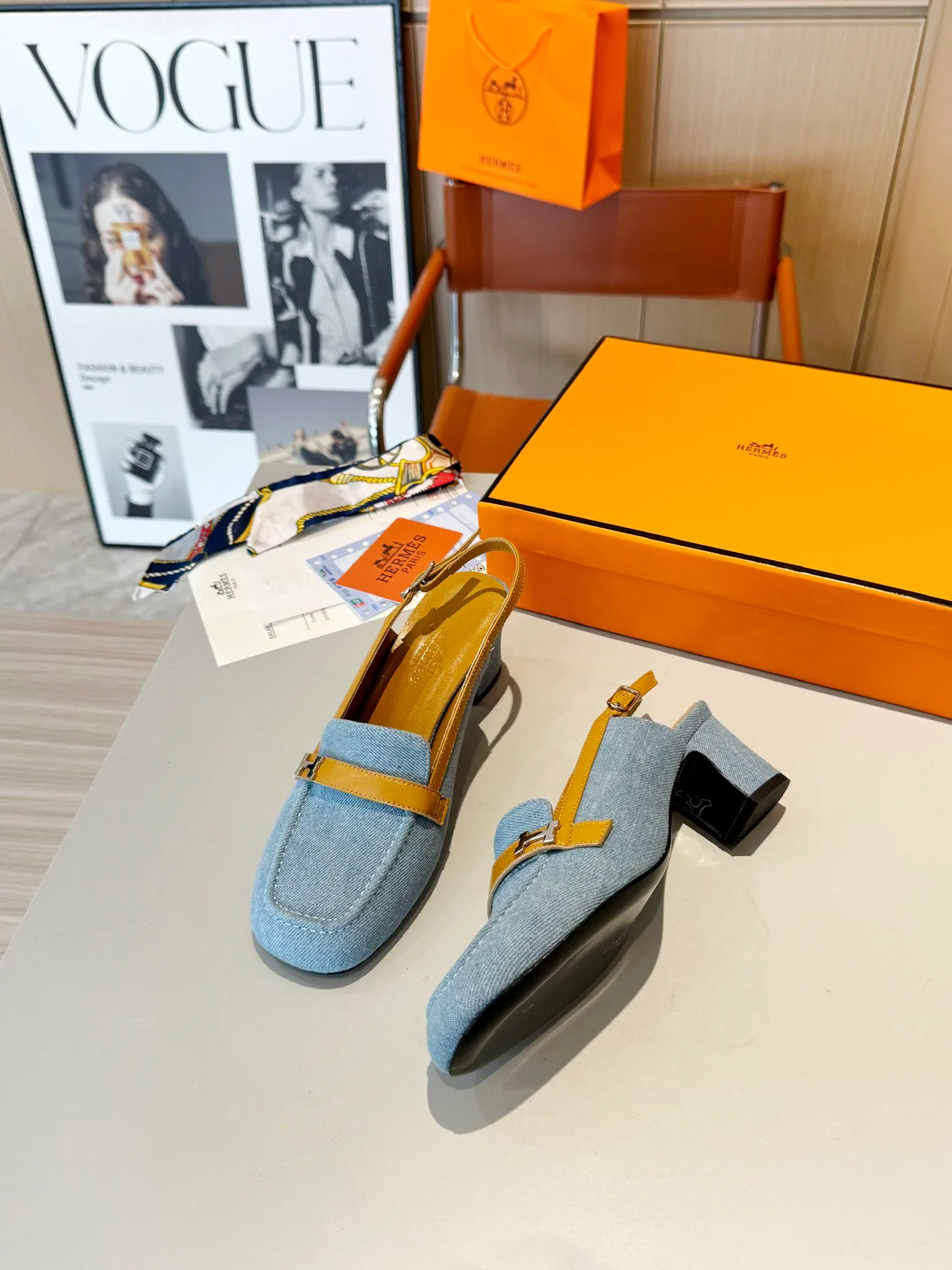 👟👟Ex-factory price 520👟👟 Hermes Groupie square-toe H-buckle mules, half-drag high heels and flat heels; the foot feel at the counter is invincible, groupie Mule shoes are made of h-buckle canvas and calfskin with mini silver Paris shoe buckles and contrasting piping. They are super beautiful in real life. Upper: imported original calfskin/original molded fabric. Lining: sheepskin. Outsole: Italian genuine leather outsole. Original packaging. Heel height: 5cm and 2 types of flat heel. Size: 35-41 (customized in size 42). Color: 6 colors.